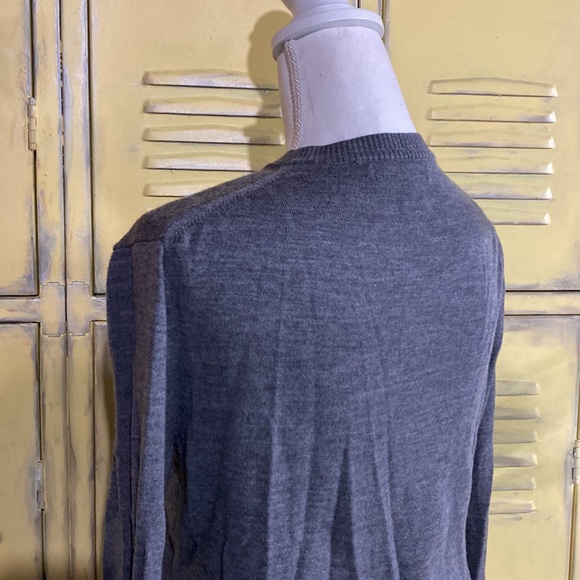 M - Banana Republic - Grey V neck pullover sweater - Picture 6 of 7